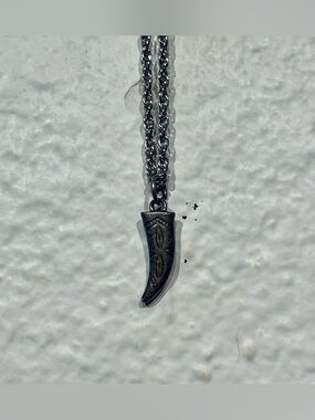 Vintage Silver Tone Horn Pendant Necklace